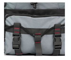 Detail aus Ripstop-Gewebe und roten Verstärkungsnähten am taktischen Outdoor-Rucksack