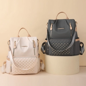 Detailansicht eines gesteppten Rucksacks mit goldenen Nieten und Metallverzierungen
