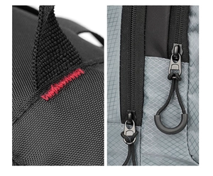 Detail der roten Verstärkungsnähte und Doppelreißverschlüsse mit U-Griffen am Taktik-Rucksack
