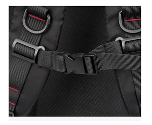 Details der Rucksack-Schultergurte mit D-Ringen, Brustschnalle und atmungsaktivem Netz