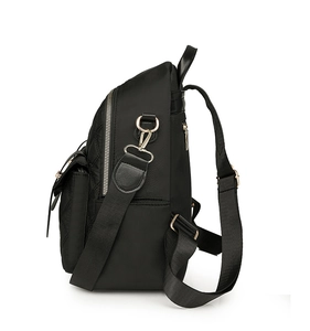 Vue latérale du sac à dos en nylon noir matelassé avec fermetures en métal doré clair