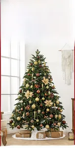 Luxuriöser grüner Weihnachtsbaum mit goldenem Schmuck, Lichtern und weißer Kunstfellmatte