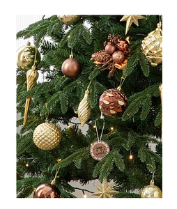 Details von luxuriösem Weihnachtsschmuck mit goldenen Kugeln und Joy-Schild
