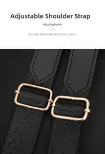 Vue détaillée de la sangle noire ajustable avec boucle en métal doré pour sac à dos