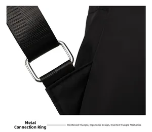 Detail der verstärkten Dreiecksnaht und Metallverbindung am schwarzen Nylon-Rucksack