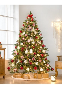 Luxuriöser künstlicher Weihnachtsbaum mit rotem Schmuck, Lichtern und festlicher Decke