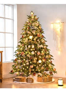 Detail eines luxuriösen PE-Weihnachtsbaums mit champagnergoldenem Dekor und Weihnachtsschild