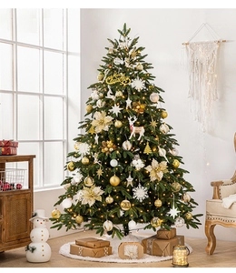Luxuriöser künstlicher Weihnachtsbaum mit goldenem Schmuck, Weihnachtssternen und LED-Lichtern