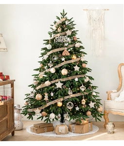 Detailsicht des Weihnachtsbaums mit Holzschmuck und Geschenkboxen am Fuß der Tanne