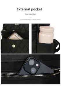 Détail d'un sac à dos matelassé avec rabat avant et poches latérales pour bouteilles