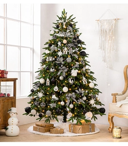 Detail eines luxuriösen künstlichen Weihnachtsbaums mit Merry Christmas Schild