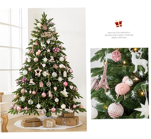 Detail eines Luxus-Weihnachtsbaums mit rosa-goldenen Ornamenten und Geschenkboxen