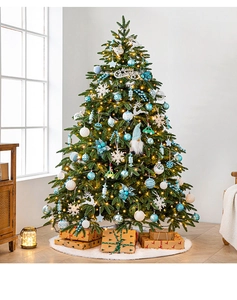 Detailansicht eines Luxus-Weihnachtsbaums mit blauen Ornamenten, LEDs und weißer Baumdecke