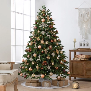 Luxuriöser dichter Weihnachtsbaum mit goldenen Kugeln, LED-Lichtern und Baumdecke