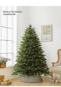 Détail d'un sapin de Noël vert de luxe avec LED chaudes et base en osier tressé