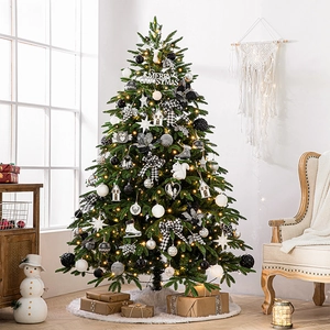Üppiger künstlicher Weihnachtsbaum mit silberner Deko und LED-Lichtern im Wohnzimmer