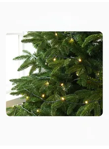 Détail de branches de sapin de Noël en PE vert avec guirlande lumineuse LED blanc chaud