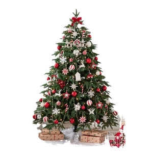 Dichter geschmückter Weihnachtsbaum mit LED-Lichtern, Kugeln und Geschenken auf weißem Grund
