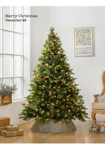 Dettaglio di un albero di Natale artificiale da 2,4m con luci LED calde e bacche rosse