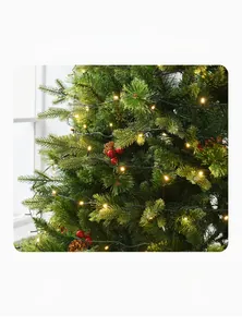 Dettaglio dell'albero di Natale lusso 2,4m con LED caldi, bacche rosse e pigne vere