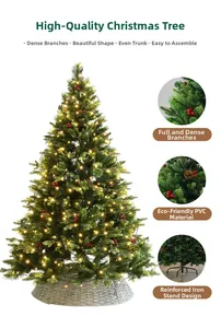Dettaglio albero di Natale da 2,4m con aghi in PVC, bacche rosse e base in ferro rinforzata
