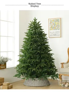 Vue détaillée du sapin de Noël artificiel en PE vert avec base de panier tressé