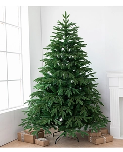 Détail de sapin de Noël artificiel PE vert de luxe avec pied en métal et boîtes cadeaux