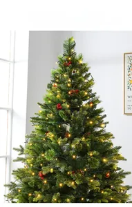 Dettaglio albero di Natale di lusso da 2,4 m con luci LED calde, pigne e bacche rosse