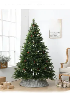 Dettaglio albero di Natale artificiale 2,4m con bacche rosse, pigne e base in vimini intrecciato