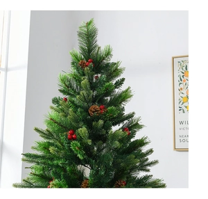 Dettaglio ravvicinato dell'albero di Natale artificiale con bacche rosse e pigne naturali