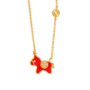 Collier doré avec pendentif cheval en émail rouge et détail de pièce pour l'année du cheval