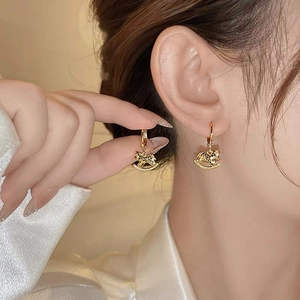 Boucles d'oreilles cheval à bascule dorées avec texture scintillante et fermoir