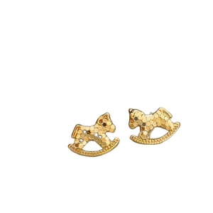Boucles d'oreilles cheval à bascule dorées avec surface texturée et design élégant