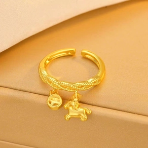 Verstellbarer Goldring mit Webstruktur, kleinem Pferdeanhänger und Münzanhänger für Damen
