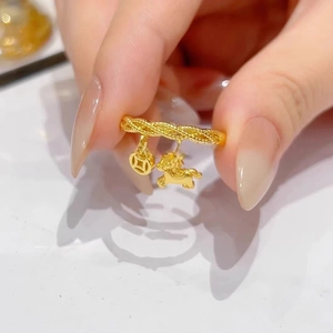 Ring aus 24K Gold mit geflochtenem Design und Anhängern in Form von Pferd und Münze