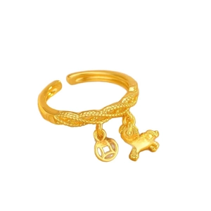 Goldener offener Ring mit gewebter Textur, Pferde- und Münzanhängern auf weißem Grund