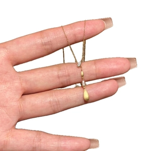 Elegante ciondolo a goccia d'acqua in oro spazzolato con micro-diamanti sottili