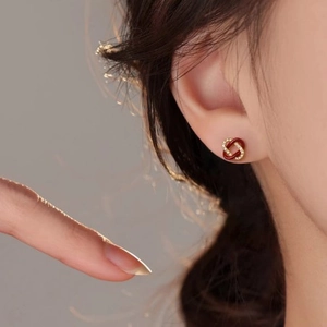 Boucles d'oreilles nœud en émail rouge et or avec zircons cubiques scintillants
