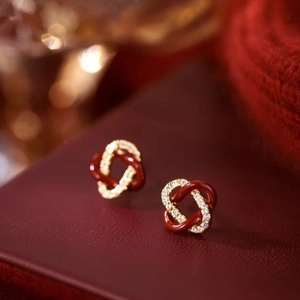 Boucles d'oreilles nœuds en émail rouge et or avec zircons micro-pavés scintillants