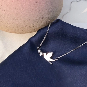 Collier hirondelle en argent minimaliste pour femme avec zircons sur soie bleue