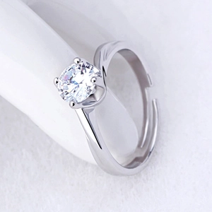 Anello aperto placcato argento a quattro griffe con fascia intrecciata e zircone