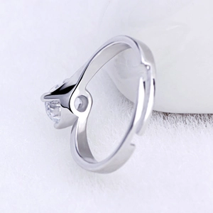 Anello minimalista placcato argento con pietra solitaria rotonda e quattro griffe