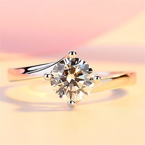Anello classico in argento a quattro griffe con diamante rotondo e fascia intrecciata