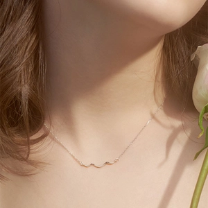 Elegant silver wavy pendant necklace for women with minimalist retro aesthetic design