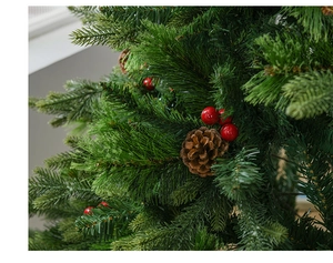 Dettaglio di albero di Natale da 2,4m con foglie miste, pigne e bacche rosse