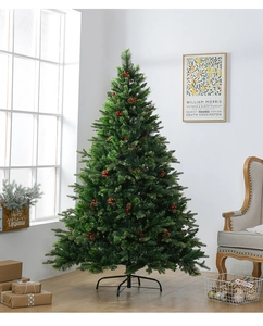 Dettaglio dell'albero di Natale artificiale con bacche rosse, pigne e base in metallo
