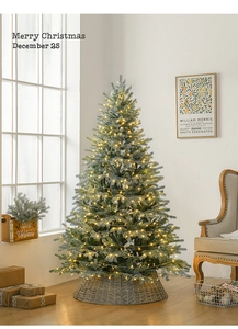 Détail du sapin de Noël floqué avec lumières LED et base en panier tressé gris