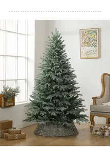 Détail d'un sapin de Noël vert de 1,8m avec neige artificielle et jupe de base grise