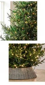Detalle de ramas densas de árbol de Navidad con luces LED cálidas y base de cesta tejida