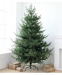 Detalle del árbol de Navidad artificial de 2,1m con soporte metálico negro estable y firme